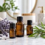 Frascos de aceites esenciales junto a lavanda y hojas de árbol de té