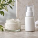 Dos envases cosméticos sin etiqueta junto a una hoja y una toalla