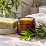 Jabón de árbol de té junto a hojas frescas de melaleuca